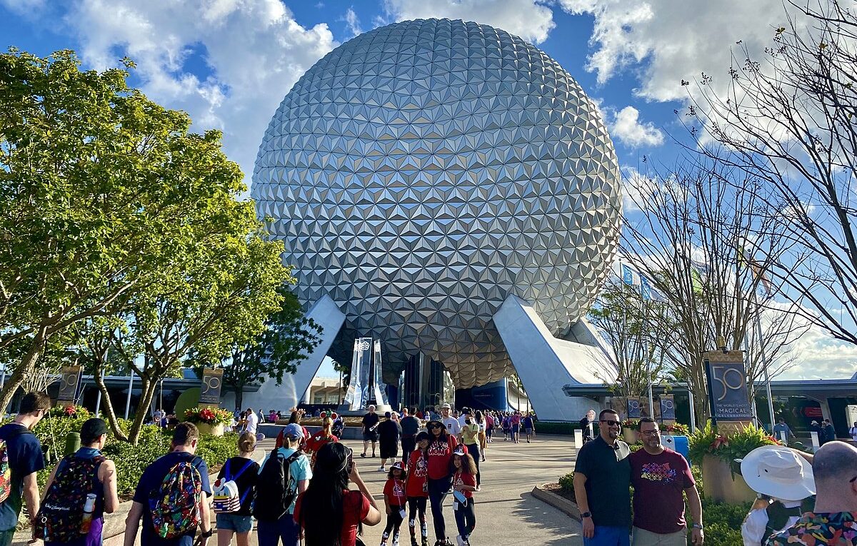Spaceship_Earth_and_entry_plaza
